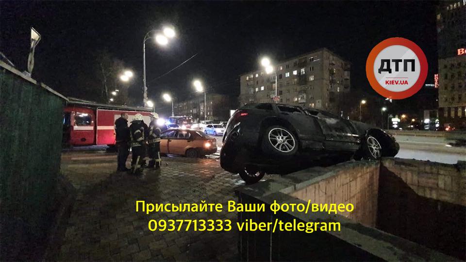 Горячее ДТП в Киеве, метро Дружбы Народов: горит Porsche, есть пострадавшие