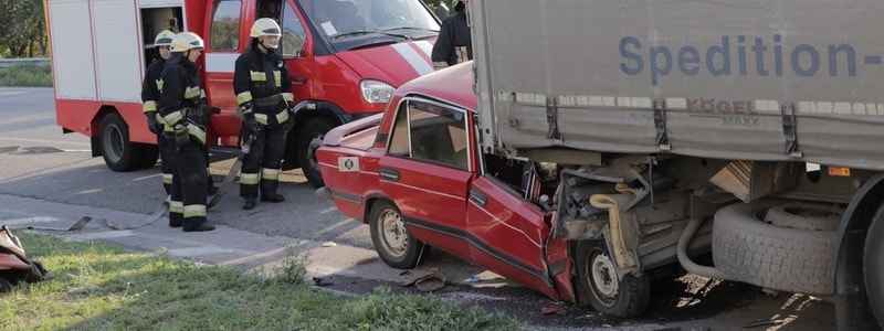 На въезде в Днепр ВАЗ на скорости «залетел» под фуру: водитель погиб на месте