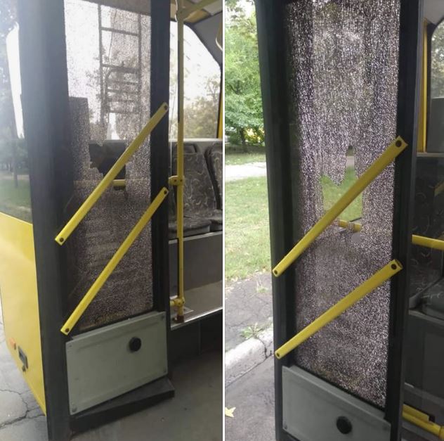 В Киеве мужчина разбил ногой стекло троллейбуса и сбежал
