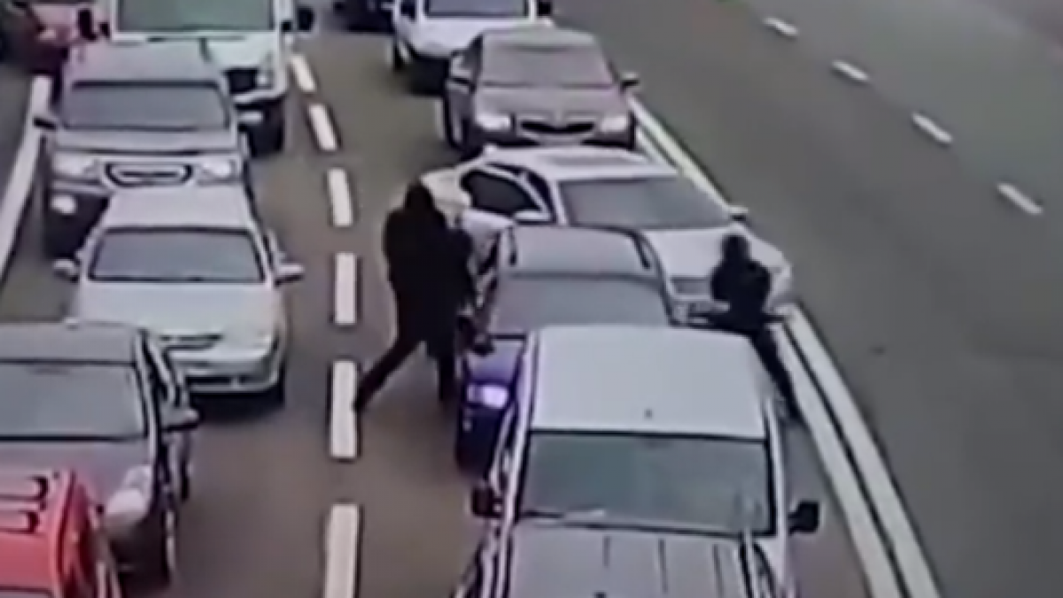 В Киеве бандиты дерзко грабили людей на дорогах и устроили перестрелку с полицией
