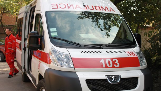 В Киеве автомобиль наехал на женщину и 9-летнего мальчика