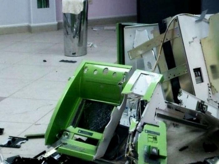 В Днепре разбили витрину магазина и взорвали банкомат ПриватБанка
