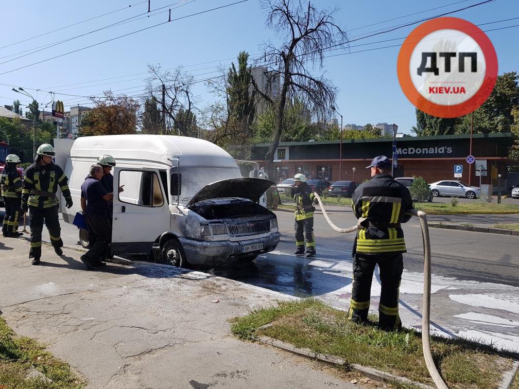В Киеве на улице Вышгородская загорелся автомобиль