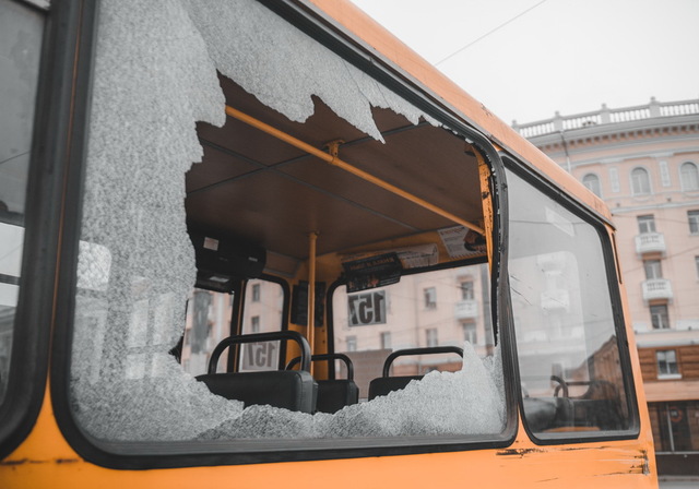 В Киеве на Петровке водитель маршрутного такси потерял сознание и врезался в бетонный забор