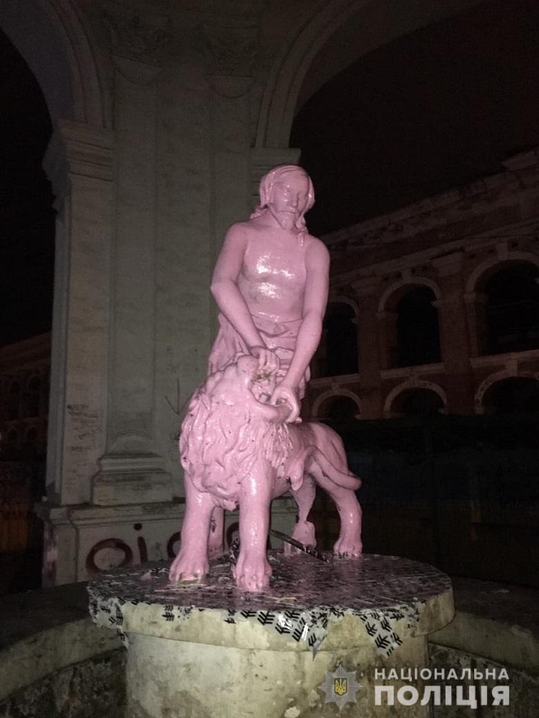 Полиция арестовала трех вандалов, перекрасивших фонтан Самсона в розовый цвет