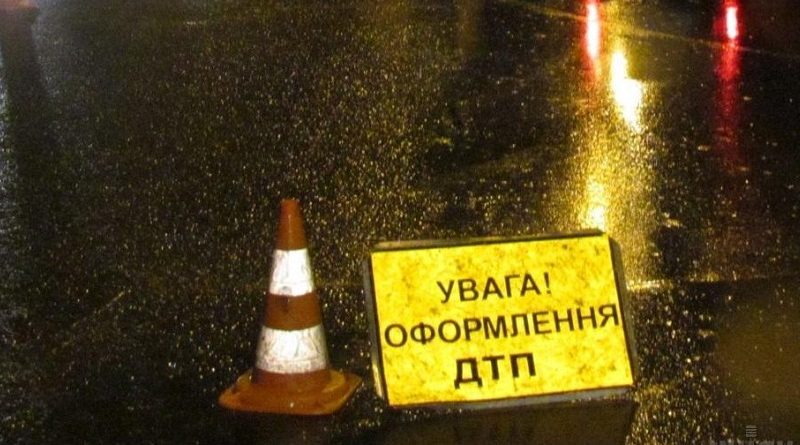 В Киеве на улице Киквидзе пьяный водитель Volkswagen "догнал" Porsche. Видео с места