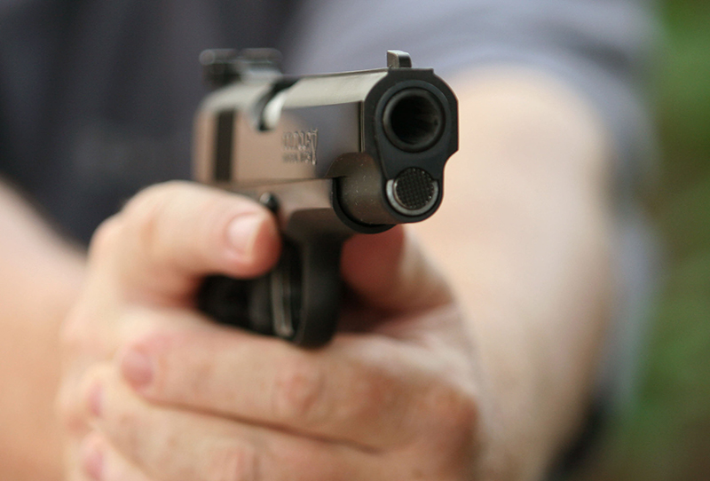 В Киеве двое парней с игрушечным пистолетом напали на мужчину и украли телефон