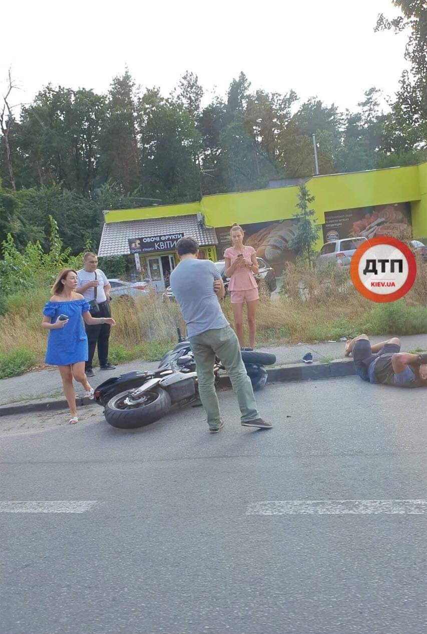 В Киеве на Столичном шоссе произошло мото ДТП