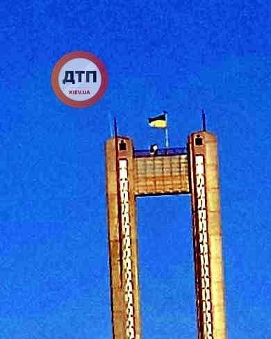 Трое киевлян забрались на вершину Южного моста ради фото