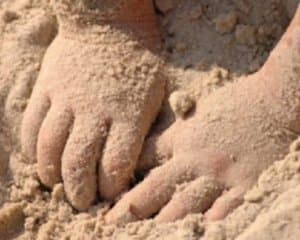 На Донеччині в піщаному кар'єрі 2-річну дитину засипало піском