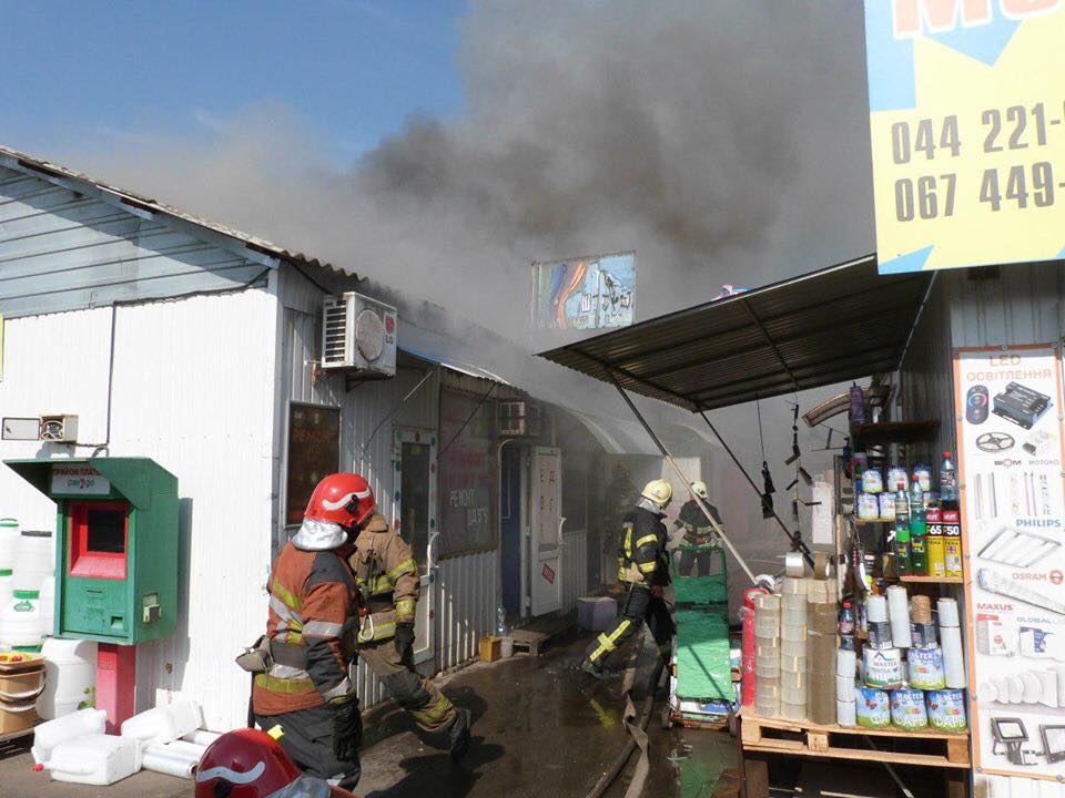 Вогнеборці ліквідували пожежу на одному із столичних ринків
