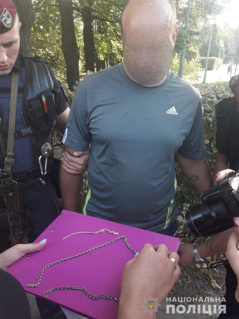 На Київщині грабіжник побив та зірвав срібний ланцюжок з чоловіка 