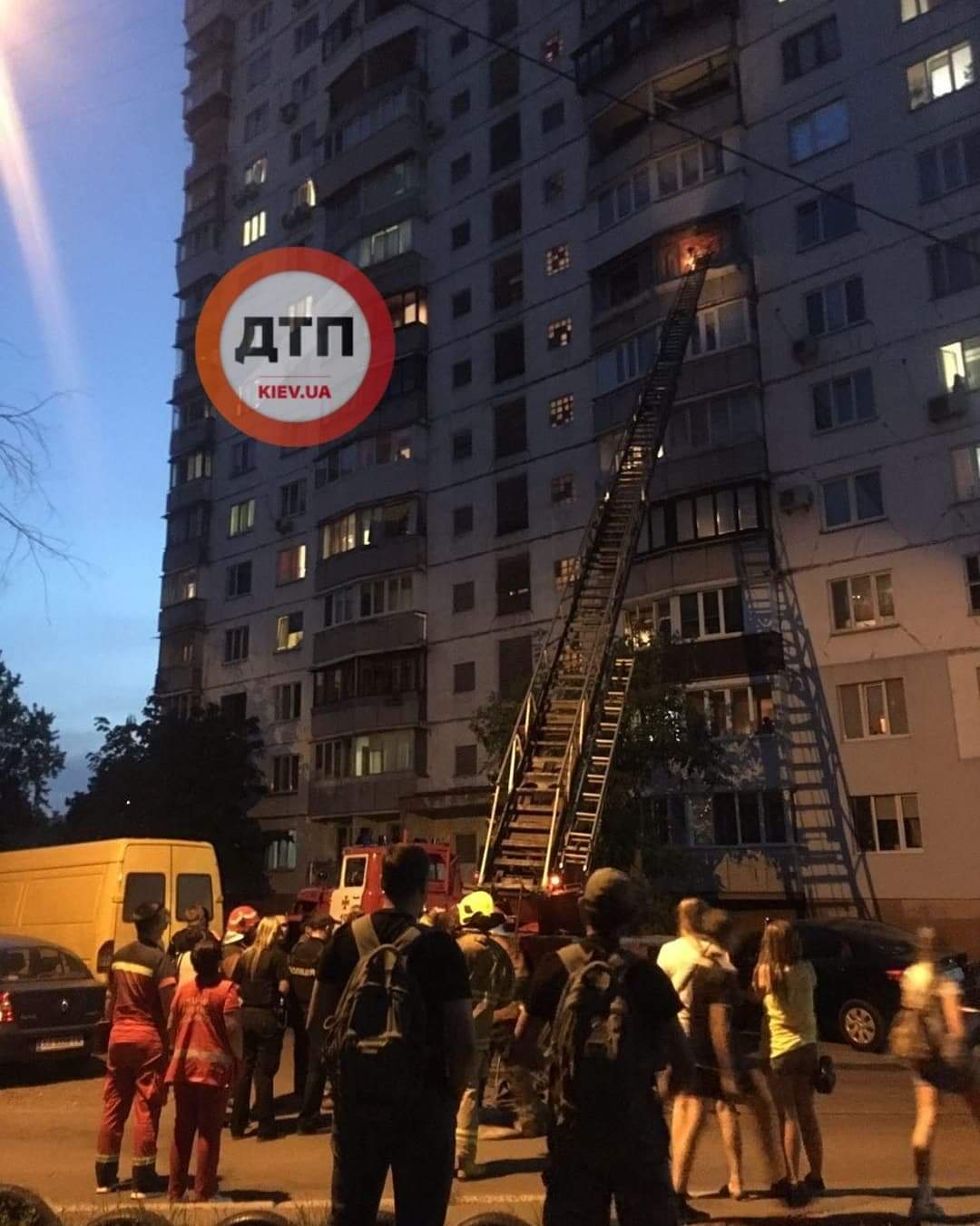 В Киеве на улице Братиславская произошел пожар в многоэтажном доме