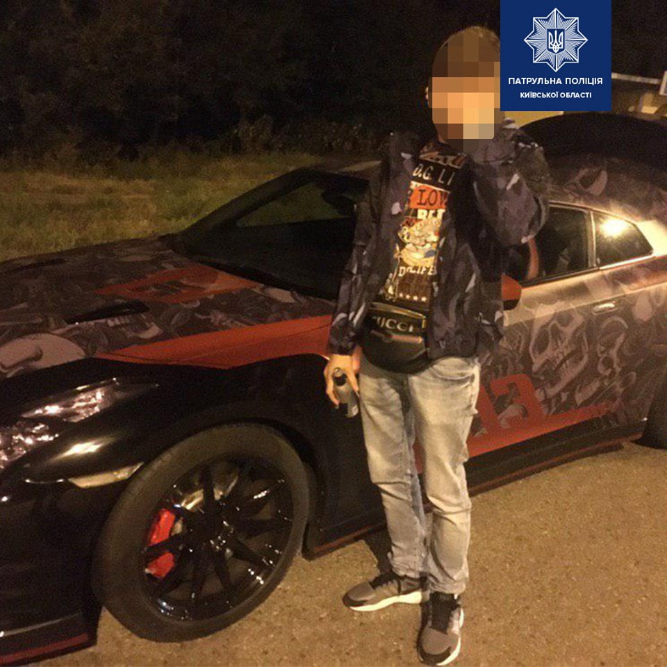 Под Киевом парень на гоночном Nissan GT-R с пистолетом и без прав устроил гонки с патрульными: видео