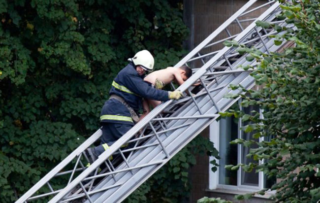 В Харькове пожарные спасли ребенка из горящей квартиры