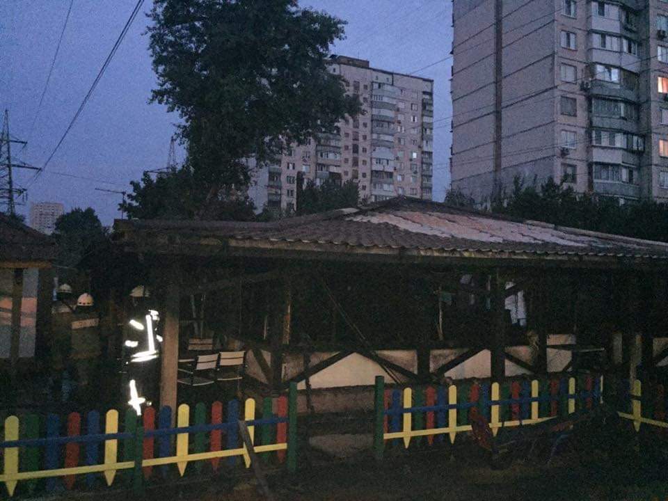 В Киеве на Виноградаре дотла сгорело кафе «Хутор Виноградный»