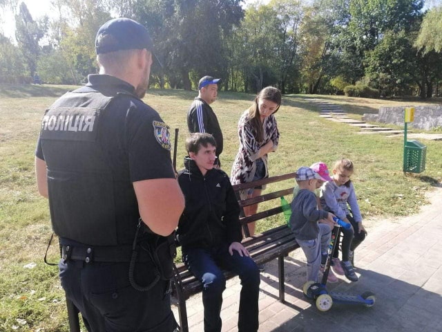 В Киеве в парке "Орлятко" неизвестный мужчина приставал к маленьким детям
