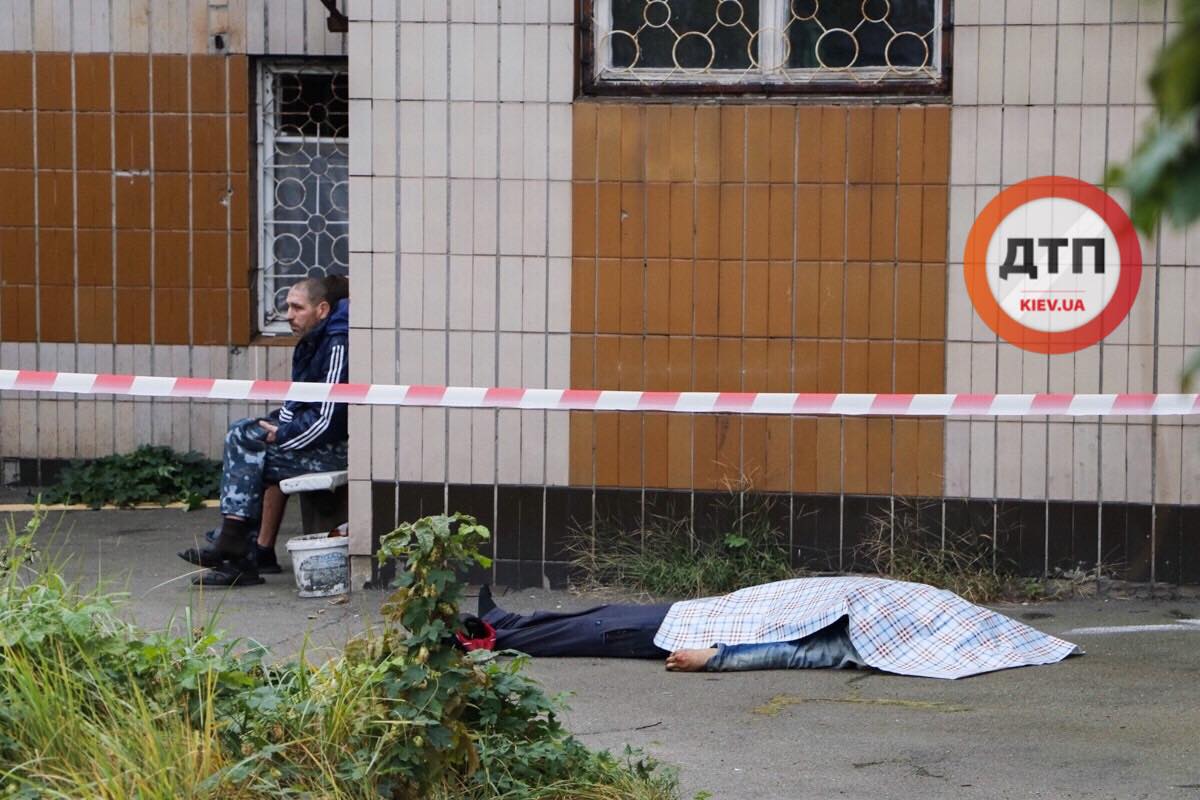 В Киеве мужчину забили до смерти и вытащили труп на улицу