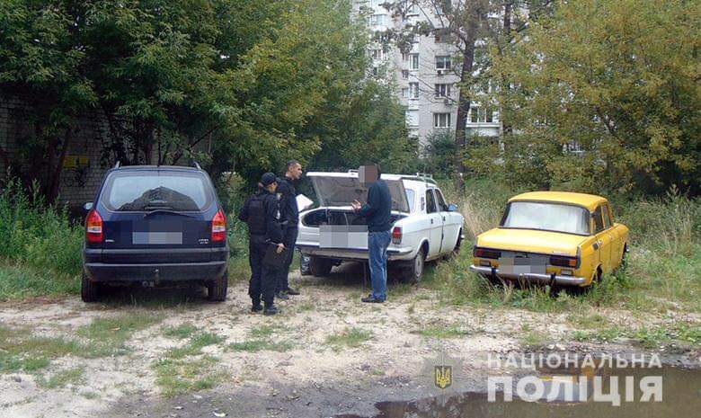 У Києві затримали чоловіка за крадіжки з автомобілів