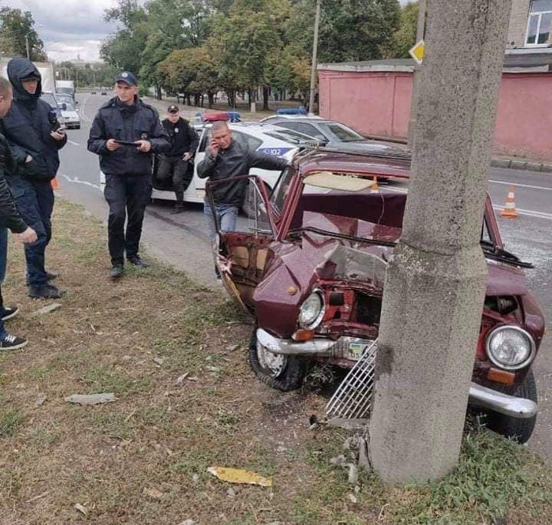 В Харькове пьяный водитель уснул за рулём и протаранил столб