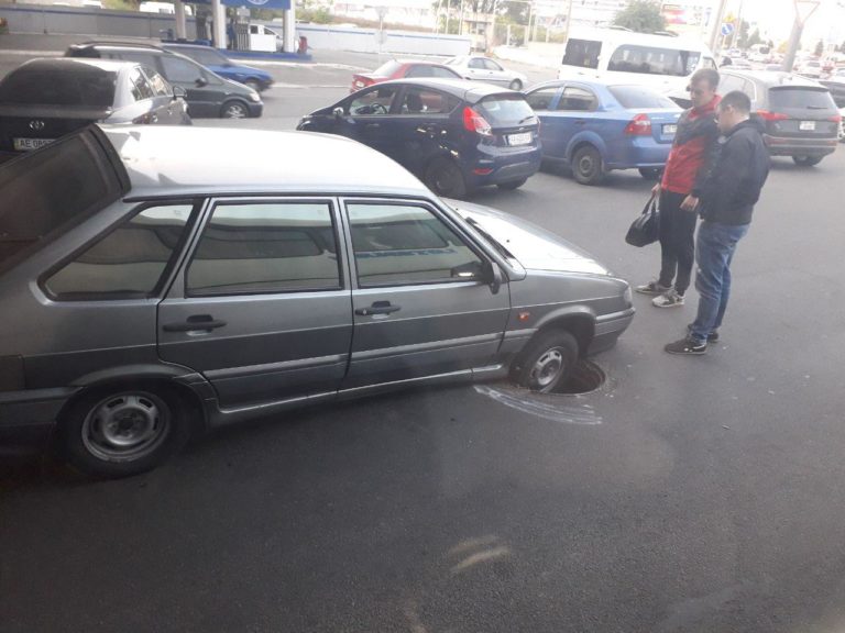 В центре Днепра автомобиль угодил в открытый люк
