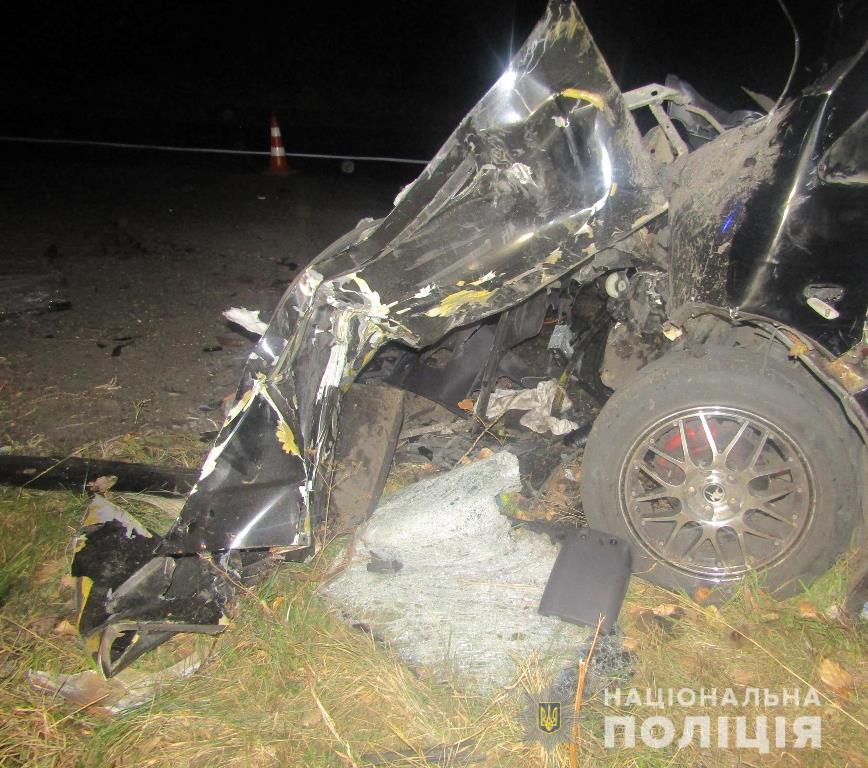 Под Киевом грузовик влетел в микроавтобус: погибли водитель и пассажир