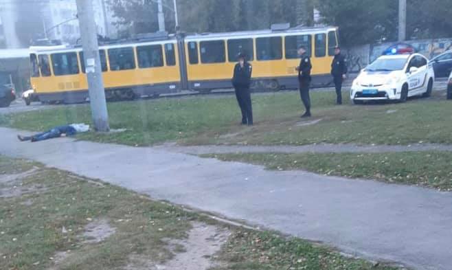 У Львові на трамвайній зупинці виявили тіло людини