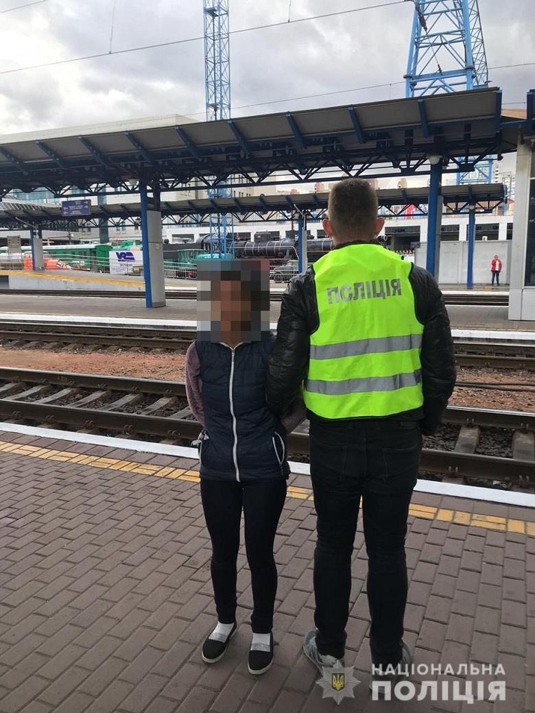 Правоохоронці столиці затримали зловмисницю за крадіжку на залізничному вокзалі 