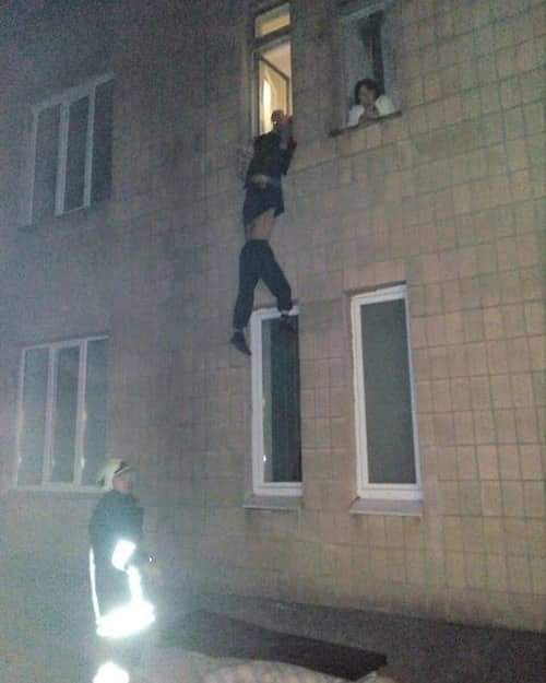 На Черкащині чоловік намагався вистрибнути з вікна