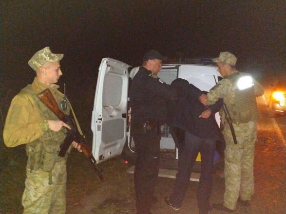 На Львівщині поліцейські спільно з прикордонниками оперативно затримали зловмисників, причетних до розбійного нападу на фермера-іноземця