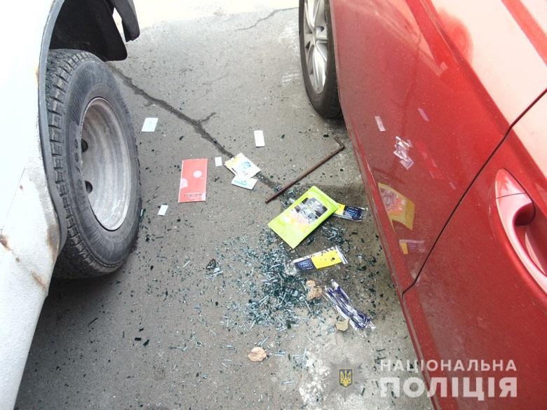 Київські правоохоронці затримали чоловіка за крадіжку з автомобіля