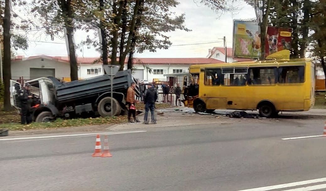  У Львові сталась ДТП з маршруткою: 10 чоловік постраждало