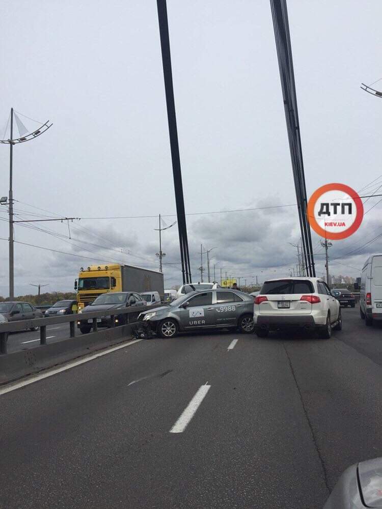 В Киеве на Московском мосту произошло ДТП с участием автомобиля Uber
