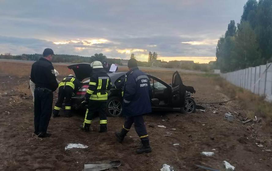 ДТП на Київщині: Mercedes вилетів з дороги і врізався у паркан - загинув водій і 7-річний син, який сидів на колінах батька