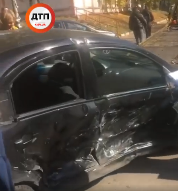 В Киеве на улице Васильковской произошло ДТП: столкнулись Chevrolet и Toyota