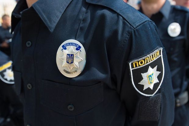 На Львівщині поліцейські застосували табельну зброю щодо зловмисника, котрий повідомив, що зарізав власну матір та кидався на правоохоронців з сокирою