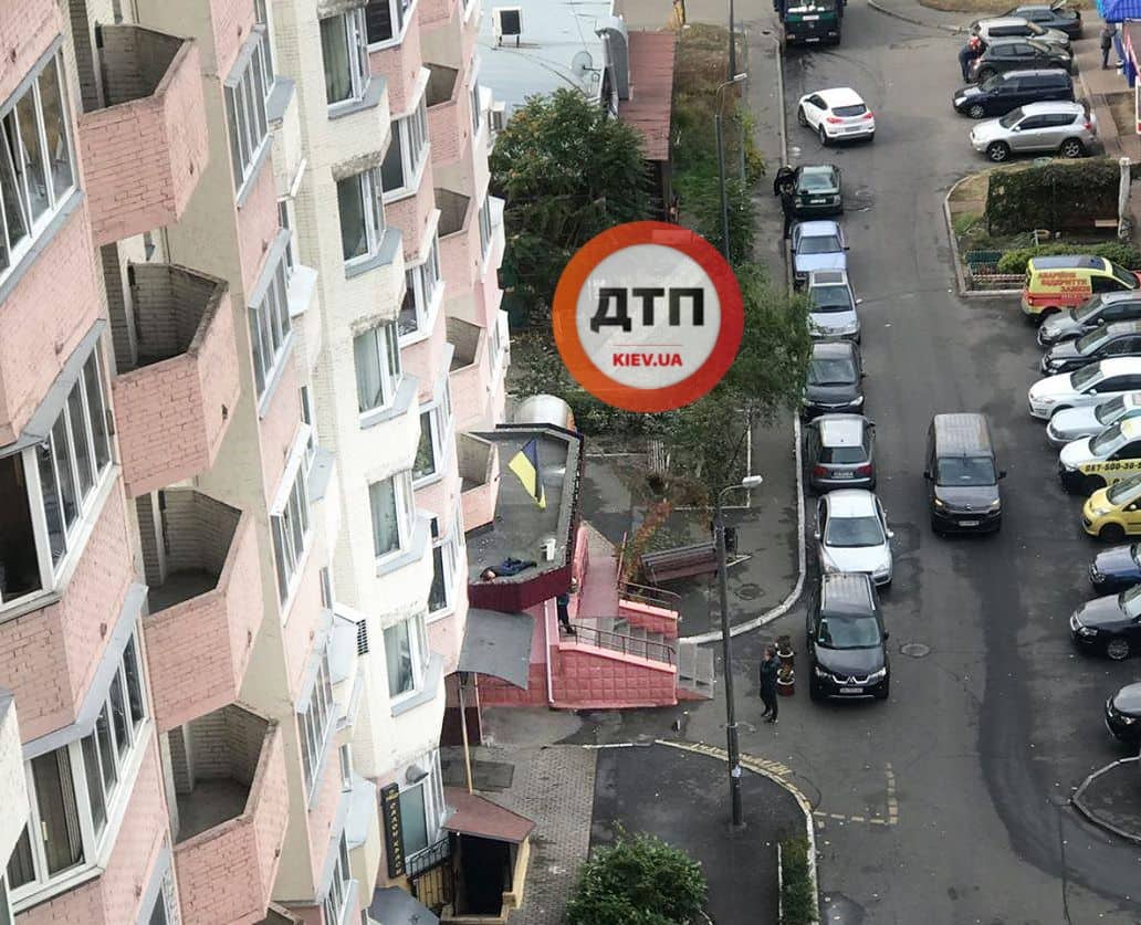 В Киеве на улице Княжий Затон мужчина выпал с многоэтажного дома: смерть наступила мгновенно