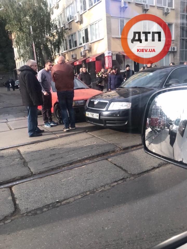 В Киеве на улице Кирриловская случилось ДТП на трамвайных путях: движение трамваев парализовано