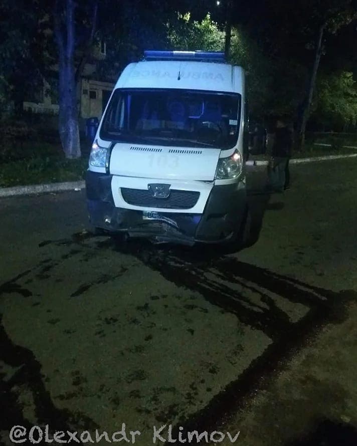 На Львівщині п’яний водій протаранив “швидку”, яка їхала на виклик.