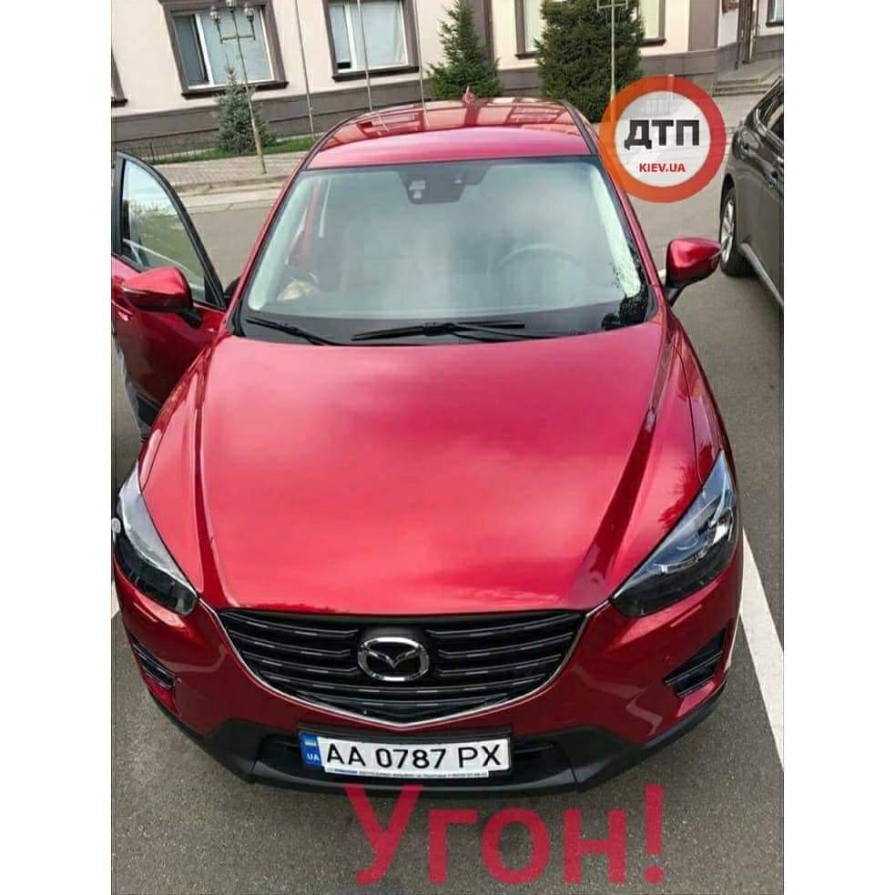 В Киеве разыскивается угнанный автомобиль Mazda CX-5 красного цвета