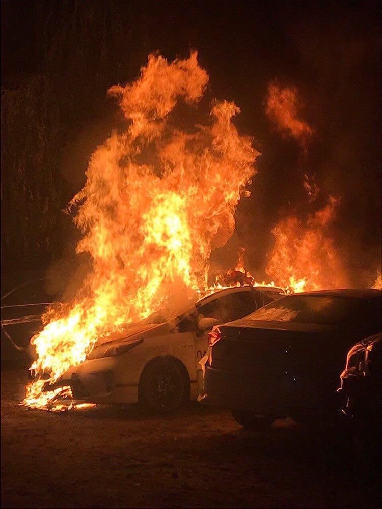 В Киеве подожгли Prius патрульной полиции: автомобиль сгорел дотла