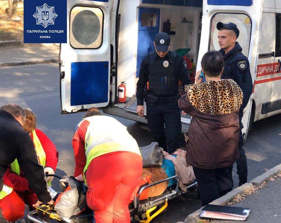 Патрульні надали домедичну допомогу жінці, яка травмувалася та самотньо лежала на вулиці