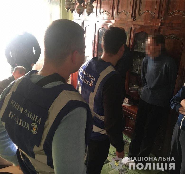 У Києві поліцейські викрили чоловіка, який розбещував малолітніх дітей у приміщенні школи 