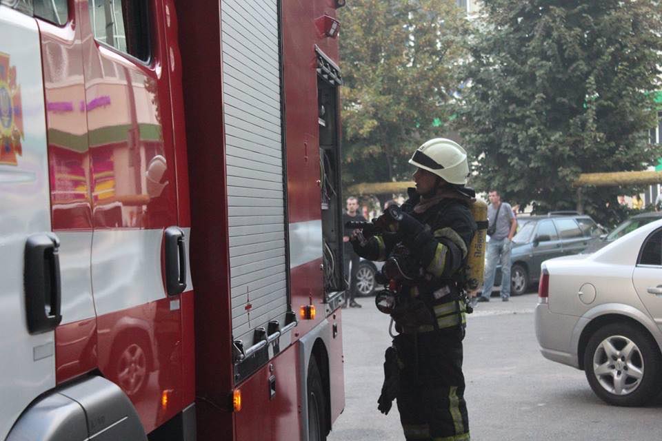 У Києві вогнеборці ліквідували пожежу в квартирі 