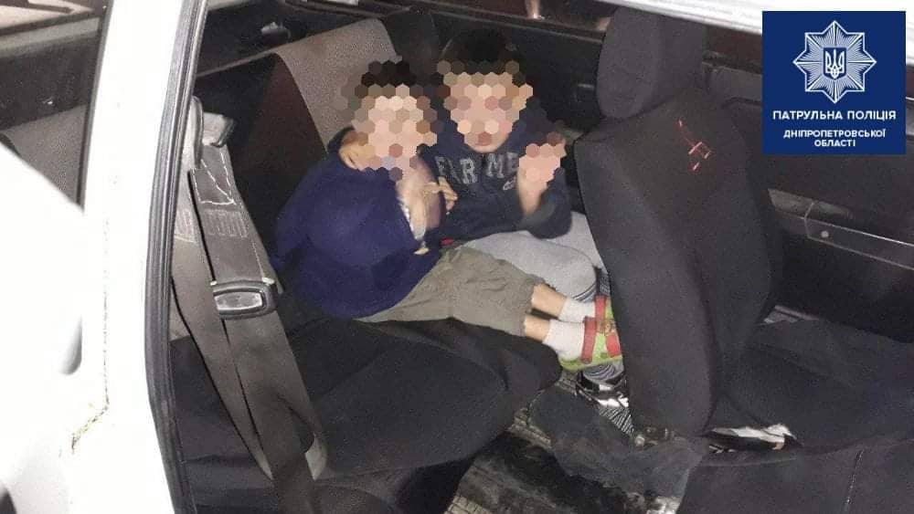 Патрульні Дніпра зупинили автівку з нетверезими батьками та двома маленькими дітьми