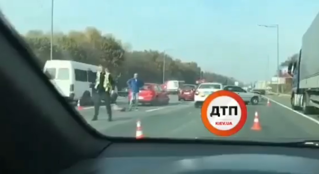 В Киеве на Столичном шоссе произошло серьезное ДТП с участием более пяти транспортных средств. Видео с места