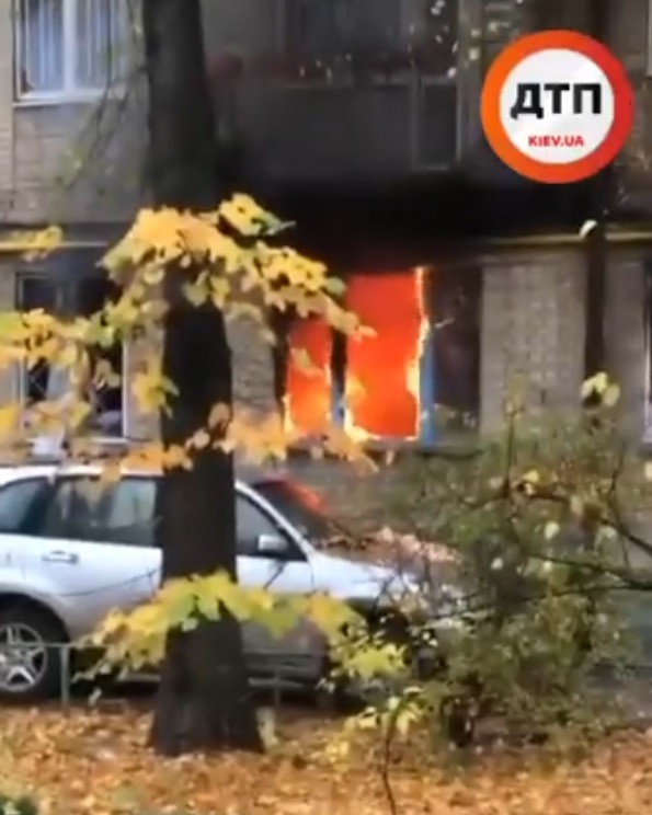 В Киеве на улице Киквидзе, 4А произошел пожар в квартире на первом этаже