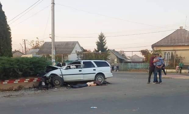 На Виноградівщині автомобіль врізався в бетонний обмежувач: водій загинув