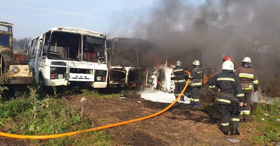На Львівщині вщент згоріли два автобуси