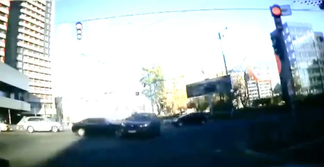 В Киеве произошло ДТП с участием двух леговых автомобилей. Видео момента аварии